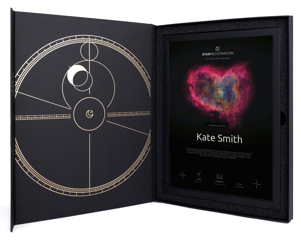 Caja de regalo negra y dorada abierta, con un certificado de estrella de la nebulosa del Corazón enmarcado para Kate Smith
